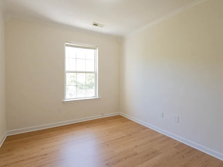 405 Lakeview Ct — Photo 24