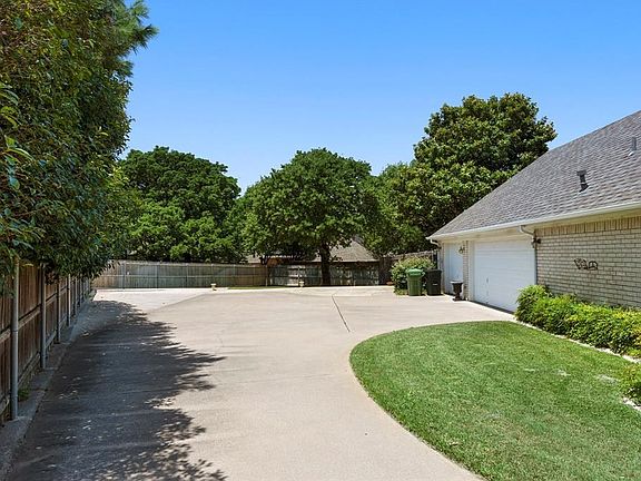 2nd image of 8333 Thornhaven Ct