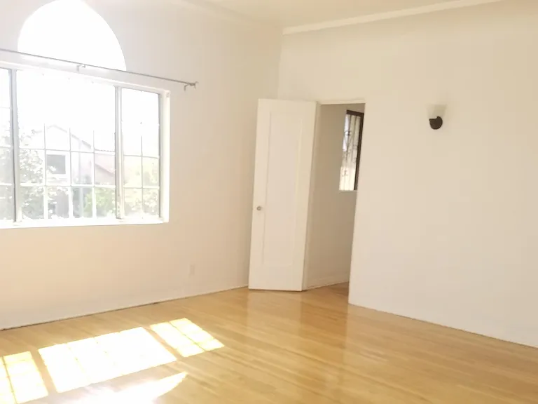 1607 1/2 S Sierra Bonita Ave — Photo 4