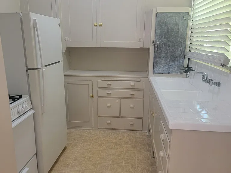 2611 E 4th St #2 — Photo 6