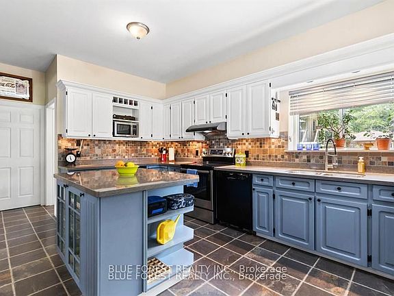 5th image of 21948 Adelaide St N