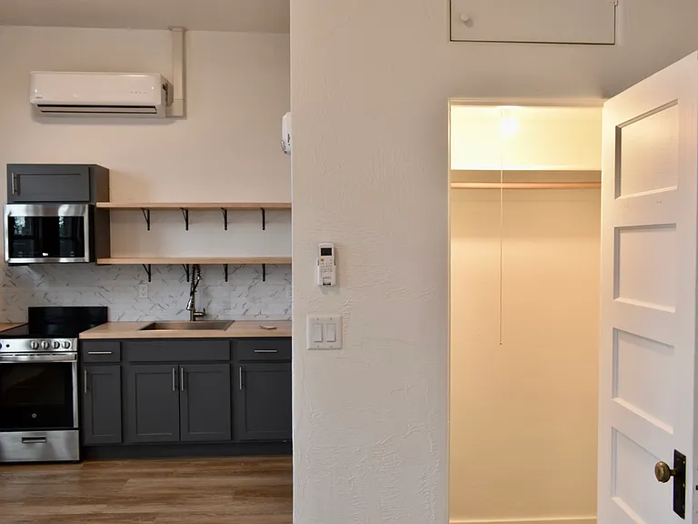 108 E Lewis St #6 — Photo 6