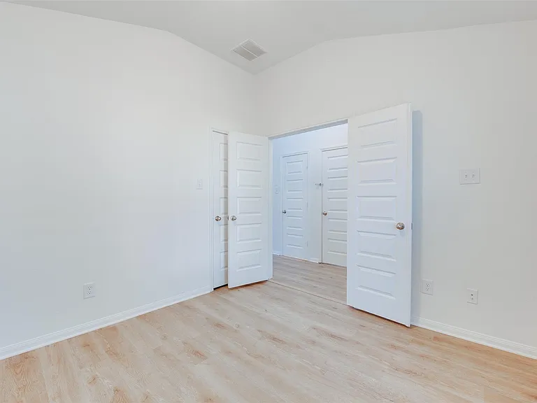 2410 Lakecrest Town Dr — Photo 4