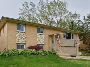 15209 Pine Dr, Oak Forest, IL 60452