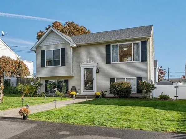 38 Chestnut St, Cumberland, RI 02864