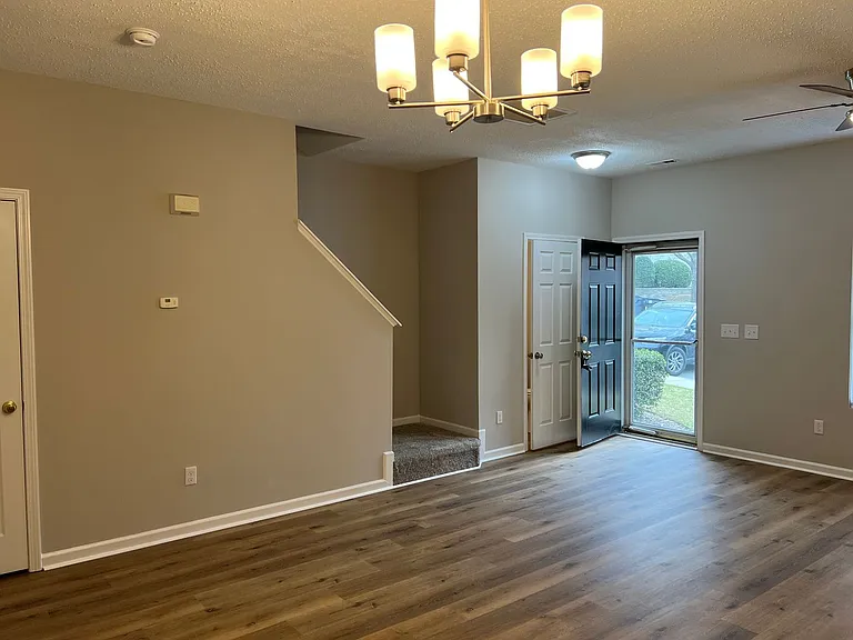 116 Baberton Dr — Photo 2