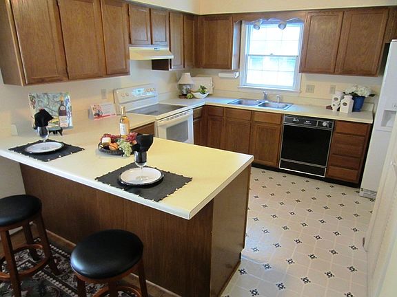 4th image of 2421 Crowncrest Dr