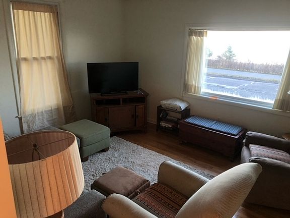4th image of 924 S Lake St