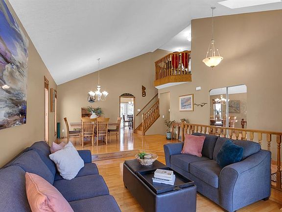 3rd image of 147 Hawkcliff Way NW