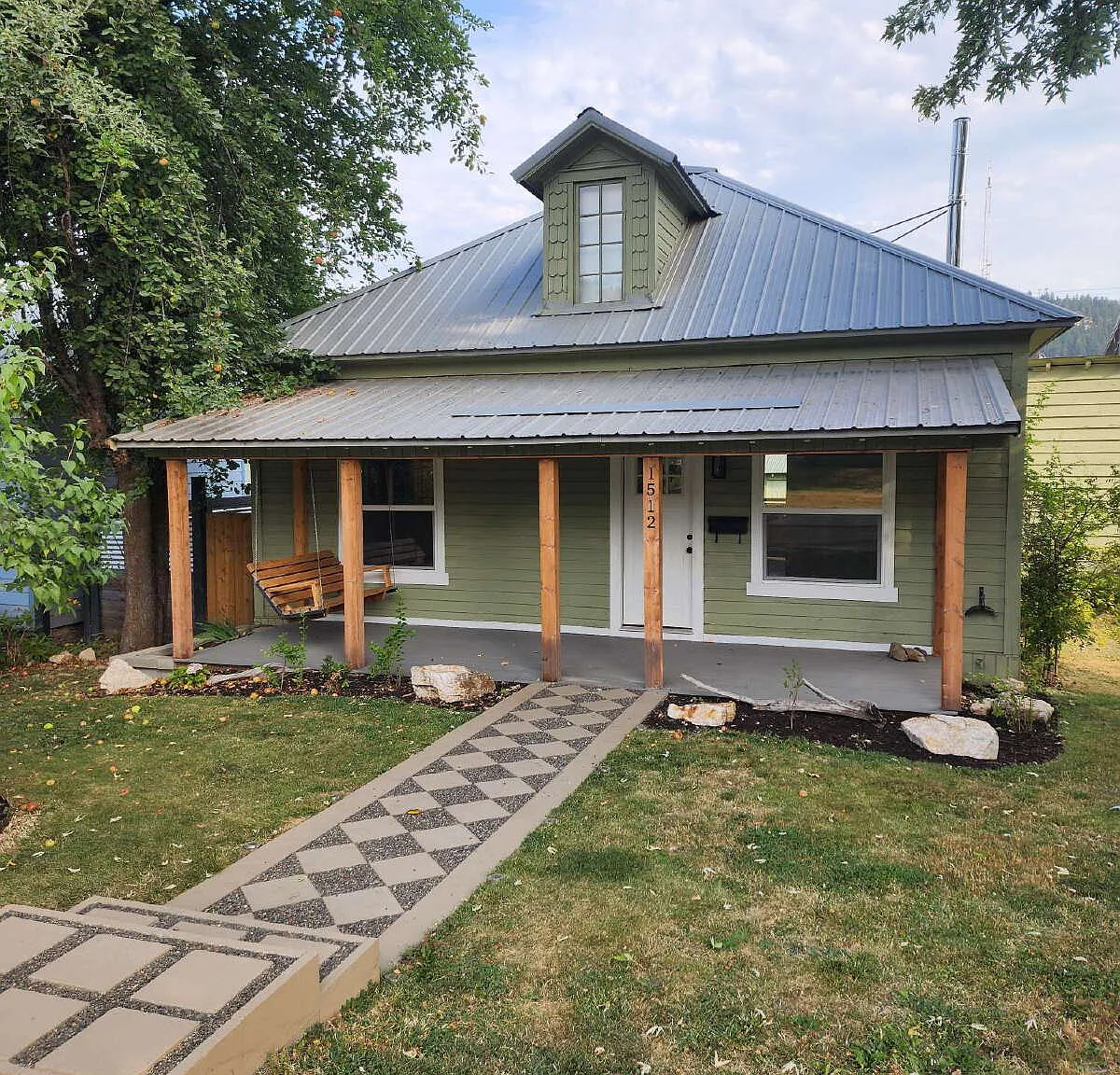 3 bed, 1.0 bath, 1264 sqft, $1,600 — Photo 1