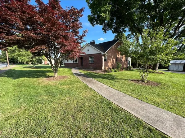 315 W Main St, Boonville, NC 27011