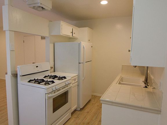 4th image of 1620 Brockton Ave APT 4