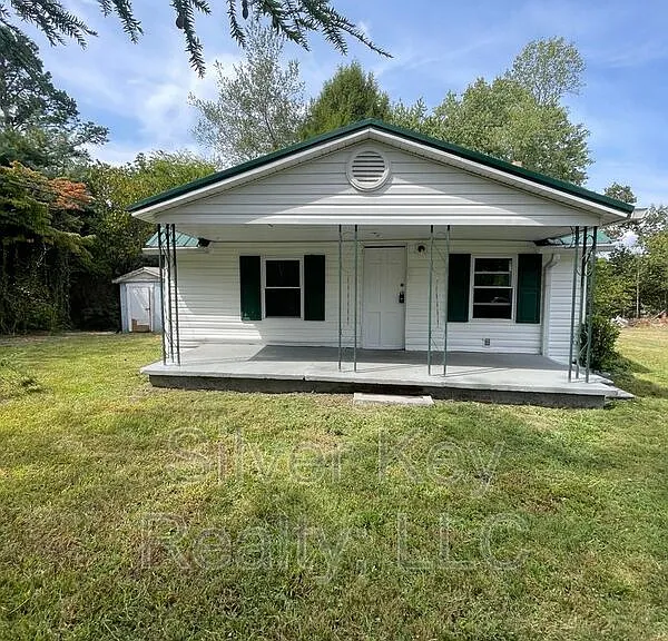 1209 Hilltop Dr NE — Photo 1
