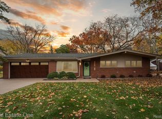 28425 Southpointe Rd, Grosse Ile, MI 48138