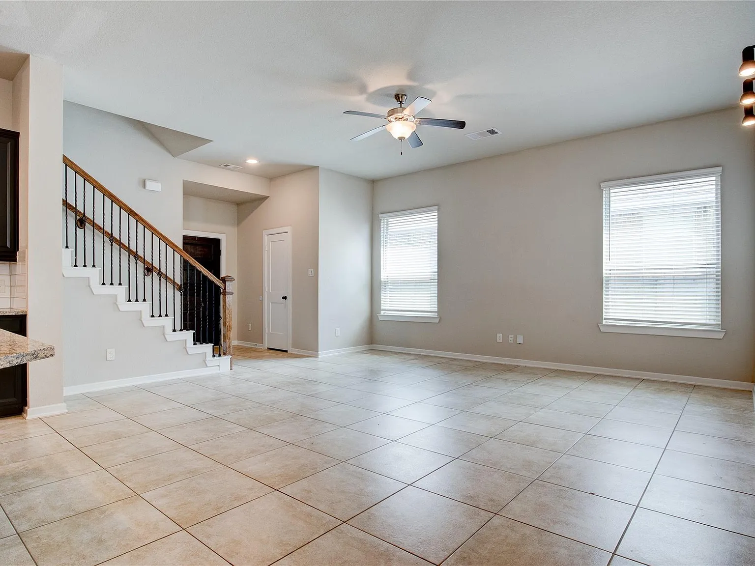 4 bed, 2.5 bath, 2004 sqft, $2,500 — Photo 3