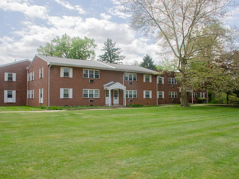 Valley Green Apartments — Photo 13
