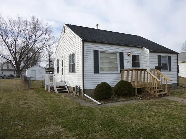 727 Hedge Ave photo 1