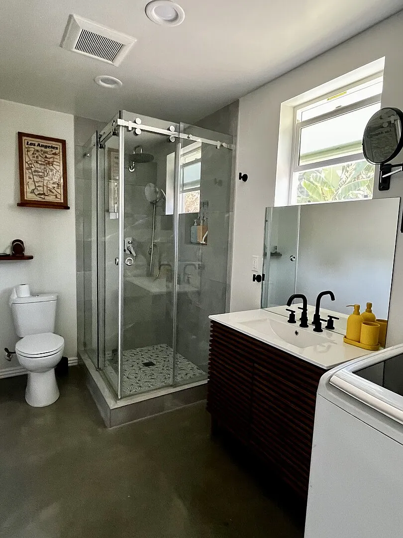 Bright furnished studio near USC — Photo 2