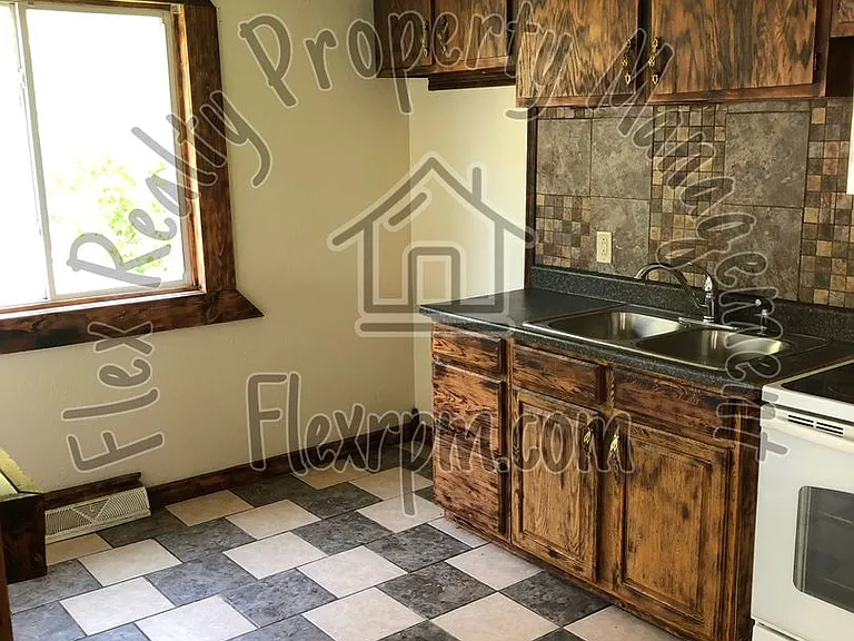 1112 Bronson Ave — Photo 6