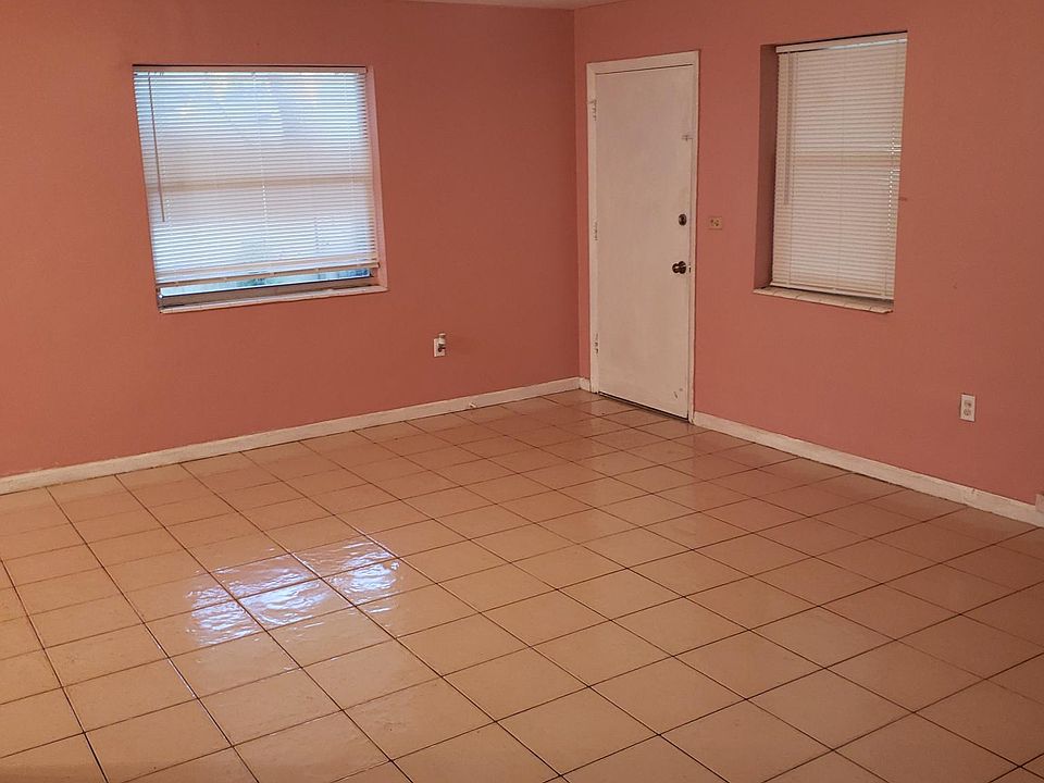1st image of 2527 NE 182nd St