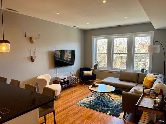3rd image of 1515 W Cullom Ave APT 3