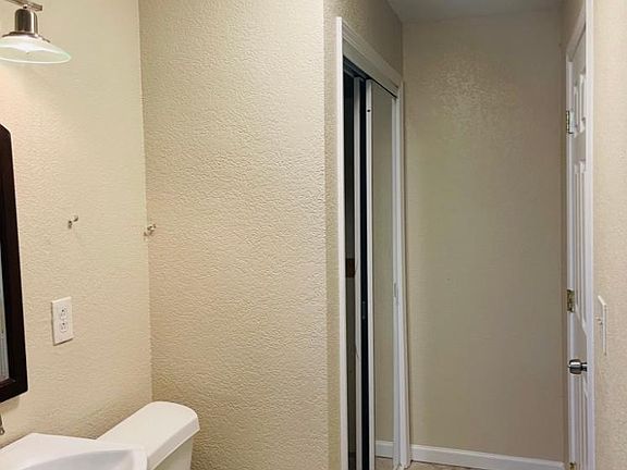 5th image of 264 Hillside Dr
