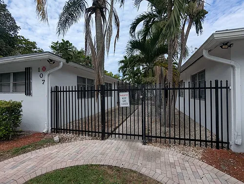 107 SW 18th Ave Photo 1