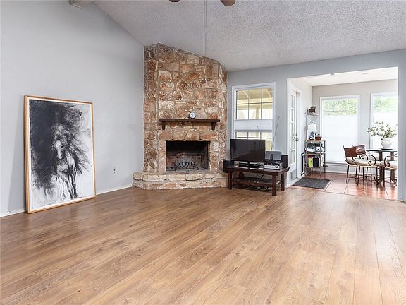 2nd image of 1001 Hillside Oaks Dr