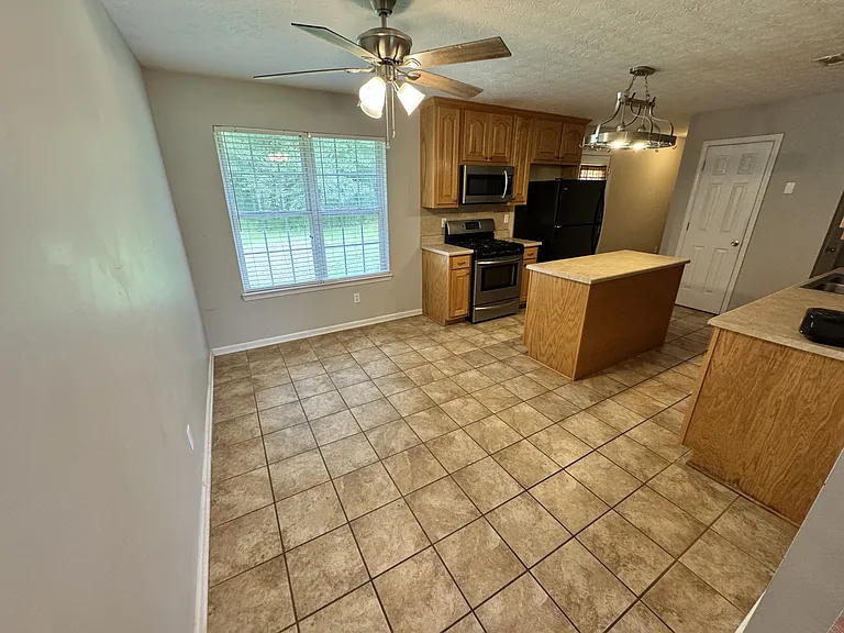 2237 Ross Ln — Photo 8