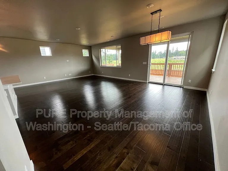 910 Burwood St SE — Photo 6