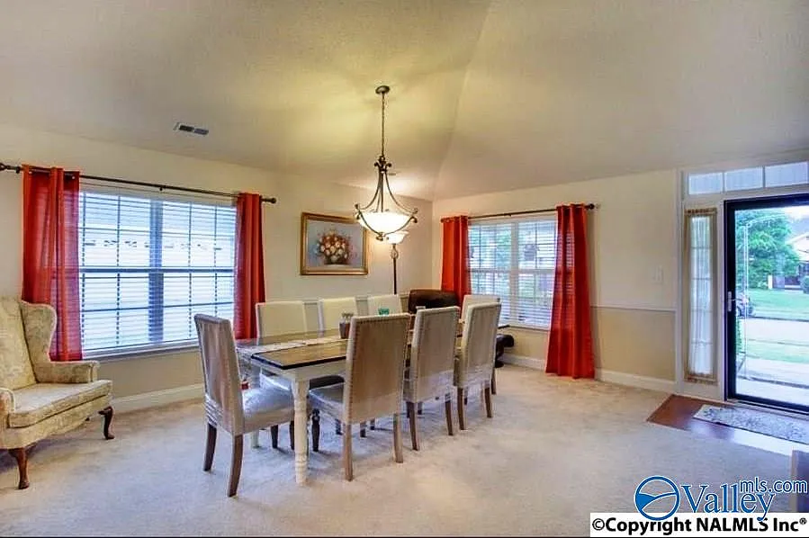 3 bed, 2.0 bath, 1926 sqft, $2,100 — Photo 2