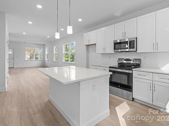 2nd image of 904 N 8th St