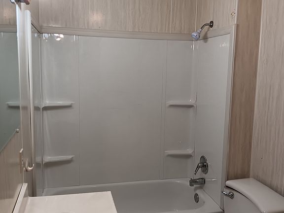 4th image of 627 Collum Ln W