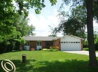 2752 Iowa Dr, Troy, MI