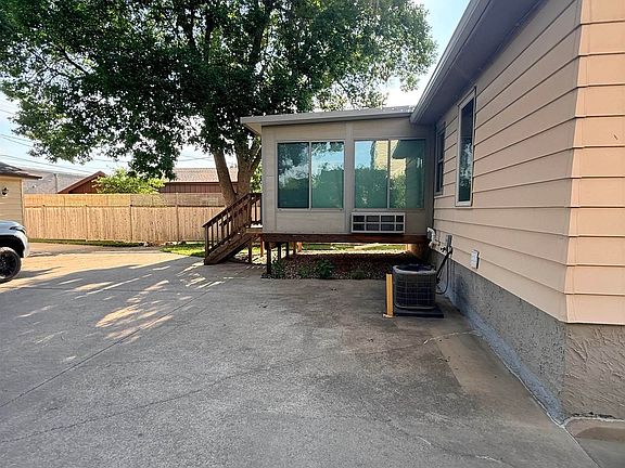 4th image of 1107 W Sunset Dr
