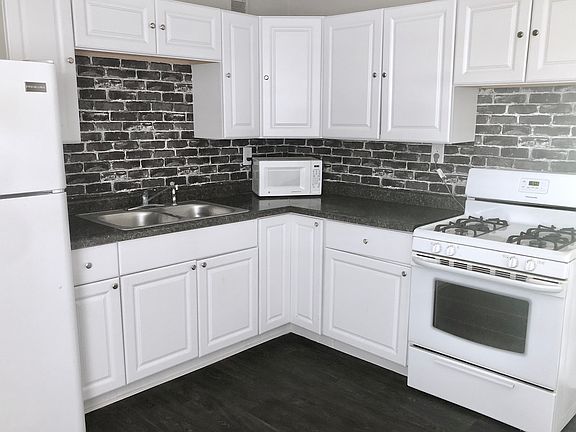 Eat-in Kitchen appr 15'x12'