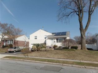 155 Orchard St, Plainview, NY 11803