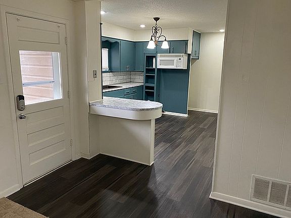5th image of 741 Woodlawn Dr