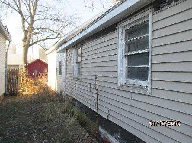 2nd image of 731 Elm St
