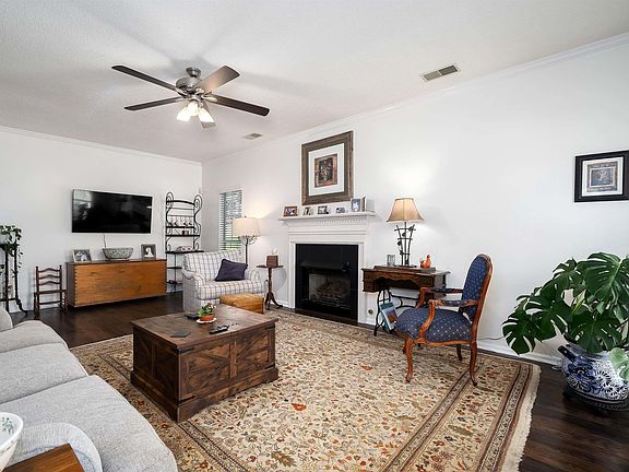 5th image of 414 Chadwick Cir