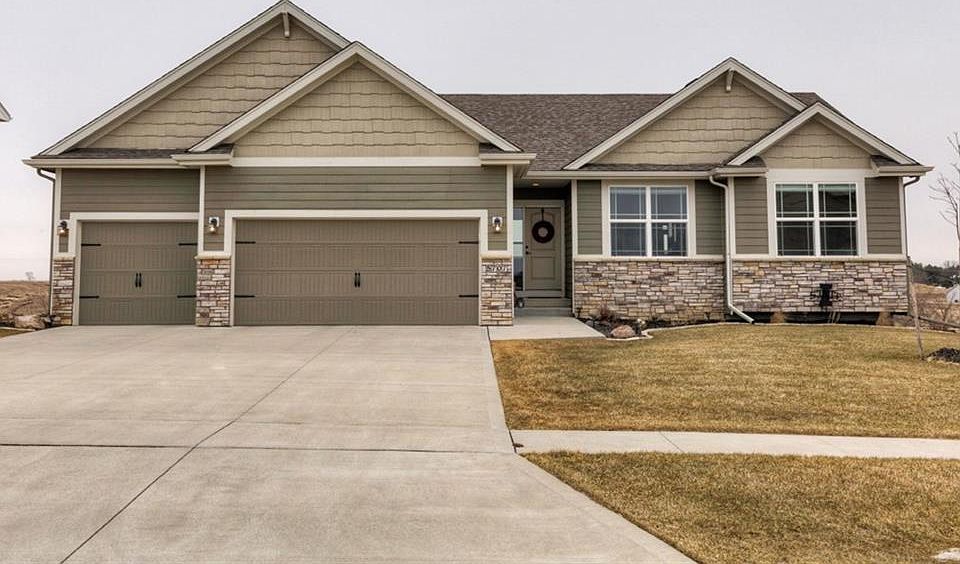 1st image of 5707 NE Hillcrest Dr