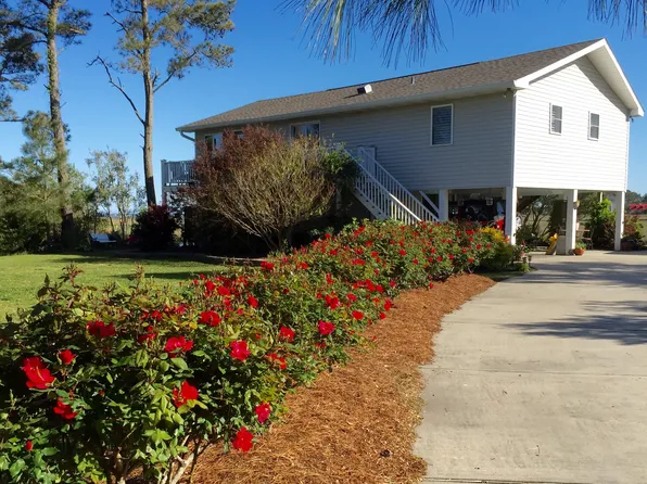 106 River Dr, Beaufort, NC 28516