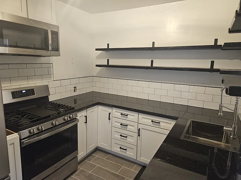 3238 E Linden St — Photo 3