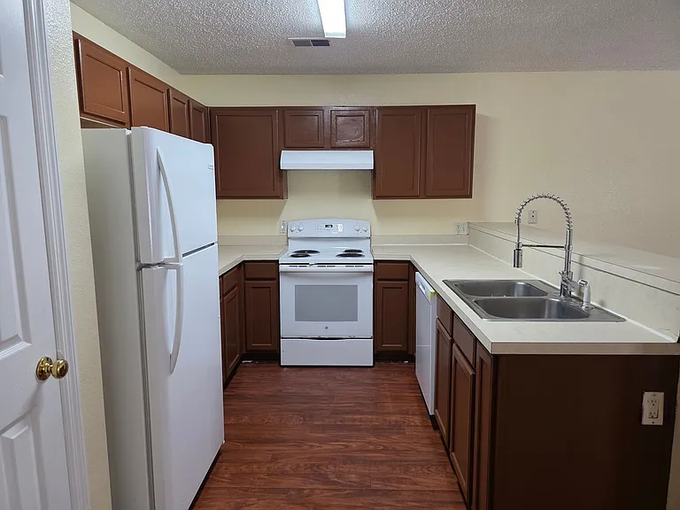 1118 Towne Park Dr — Photo 6