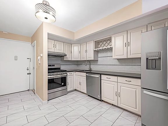 4th image of 225 E 86th St APT 301