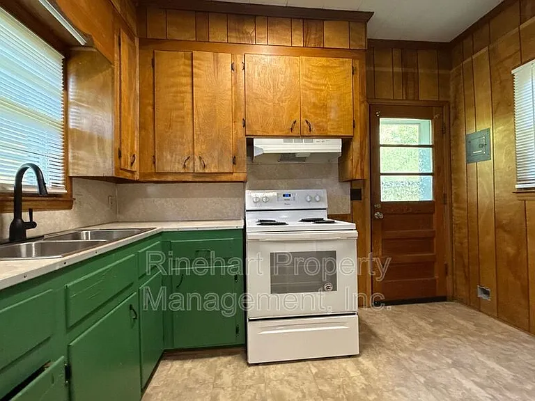 325 Walnut St — Photo 12