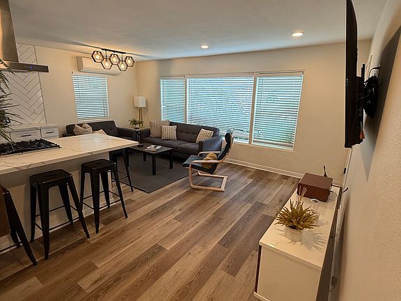 5th image of 2751 Hornblend St