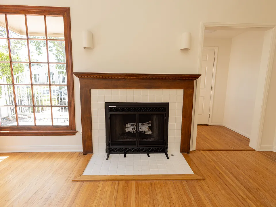 446 S La Peer Dr