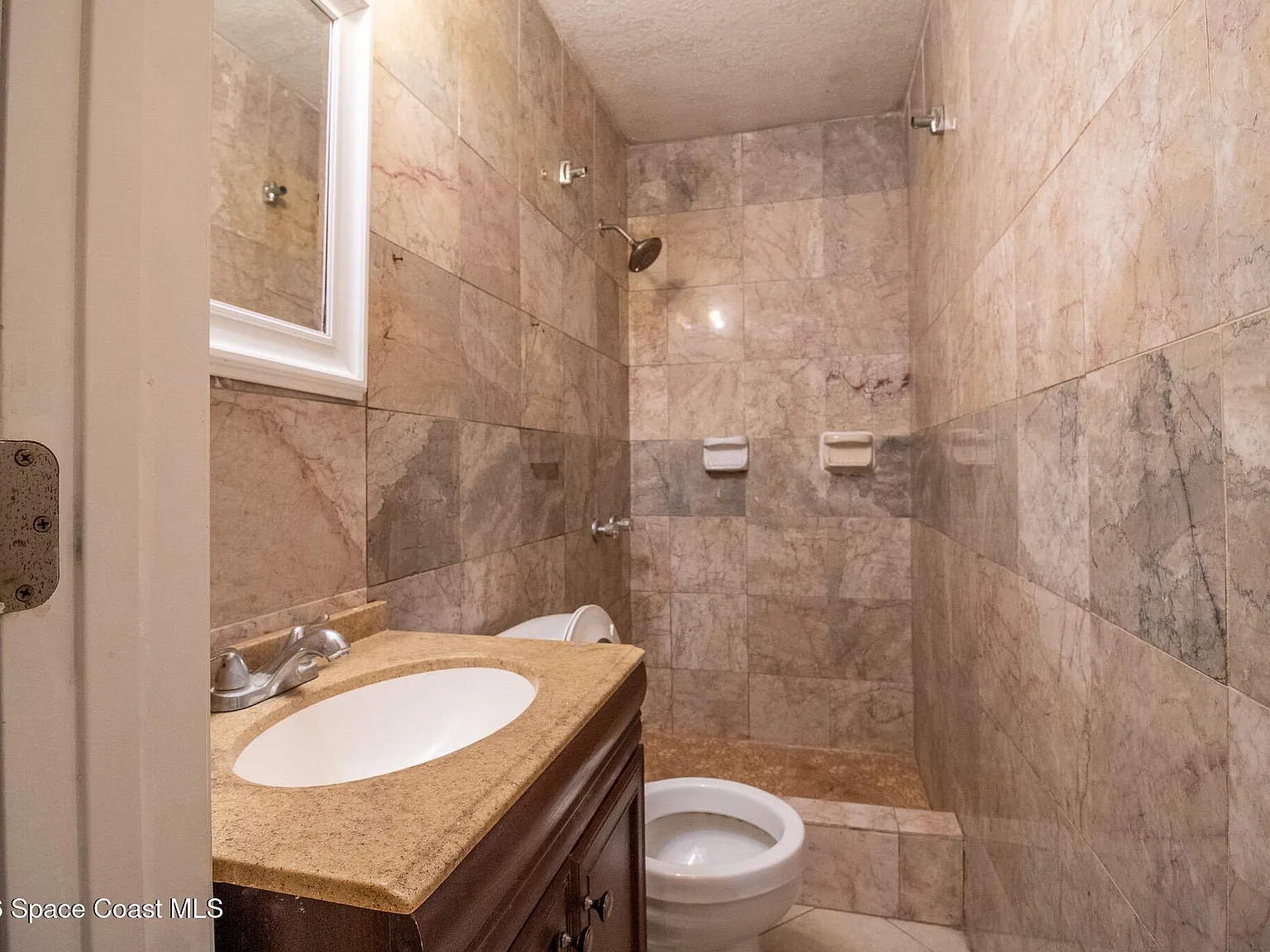 3 bed, 2.0 bath, 912 sqft, $2,000 — Photo 3