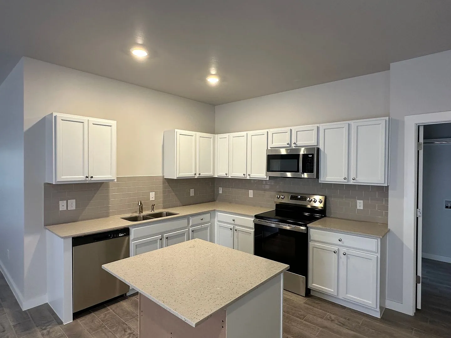 Beautiful 3 Bedroom, 2 Bathroom Home on a 2.14 Acre Corner Lot! — Photo 4